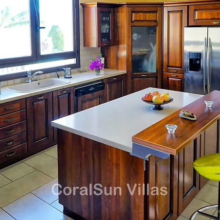 Amazing Luxury Villa, Enormous Heated Pool Jacuzzi, Gym, Games In Paphos,