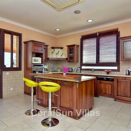 Amazing Luxury Villa, Enormous Heated Pool Jacuzzi, Gym, Games In Paphos, *