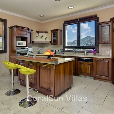 فيلة Amazing Luxury Villa, Enormous Heated Pool Jacuzzi, Gym, Games In Paphos, ارغاكه