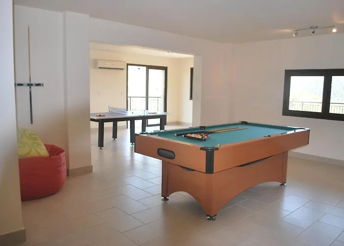 Amazing Luxury Villa, Enormous Heated Pool Jacuzzi, Gym, Games In Paphos, アルガカ