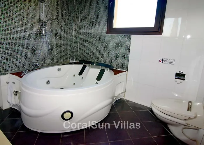 Amazing Luxury Villa, Enormous Heated Pool Jacuzzi, Gym, Games In Paphos, アルガカ