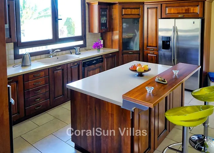 Amazing Luxury Villa, Enormous Heated Pool Jacuzzi, Gym, Games In Paphos,