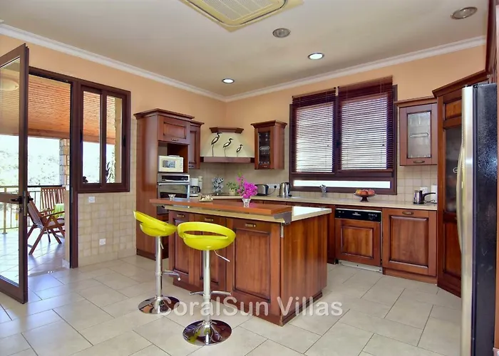 Amazing Luxury Villa, Enormous Heated Pool Jacuzzi, Gym, Games In Paphos, *