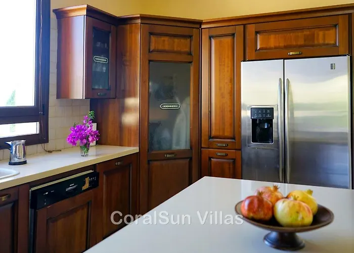 ヴィラ Amazing Luxury Villa, Enormous Heated Pool Jacuzzi, Gym, Games In Paphos, アルガカ