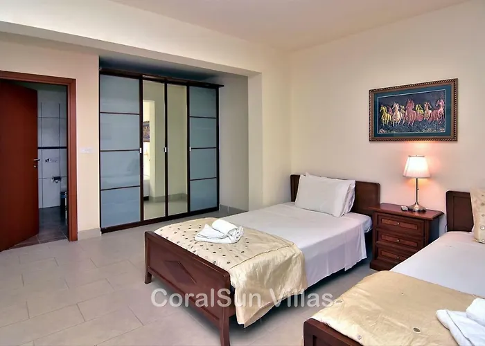 ヴィラ Amazing Luxury Villa, Enormous Heated Pool Jacuzzi, Gym, Games In Paphos, アルガカ